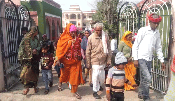 तस्वीर फरवरी 2024 की है। करीब 350 लोगों को सभा में बुलाकर धर्म परिवर्तन करवाया जा रहा था। सूचना मिलते ही पुलिस मौके पर पहुंची थी।