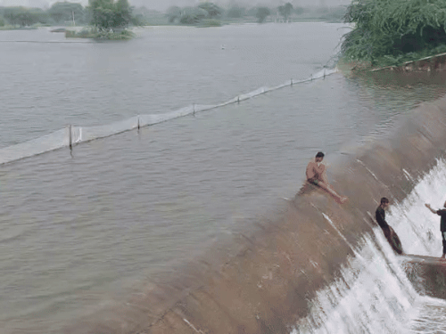 दौसा जिले में झमाझम बारिश से बांधों में लगातार पानी की आवक हो रही है, जिला मुख्यालय के पास स्थित सूरजपुरा बांध लबालब भरा हुआ है। जिसमें पानी की आवक के चलते चादर भी चल रही है।
