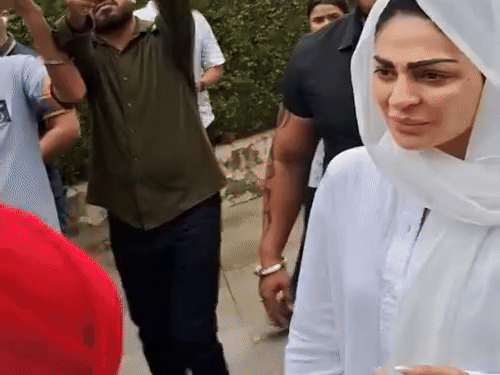 भल्ला के घर पहुंचीं एक्ट्रेस नीरू बाजवा, उन्होंने कहा कि वो कुछ बी बोलने की हालत में नहीं हैं।