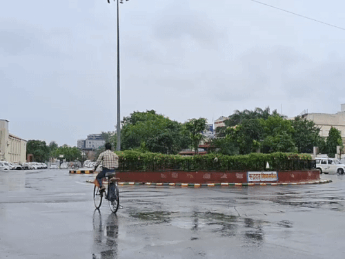अजमेर के जेएनएन मेडिकल कॉलेज चौराहे पर हो रही रिमझिम।