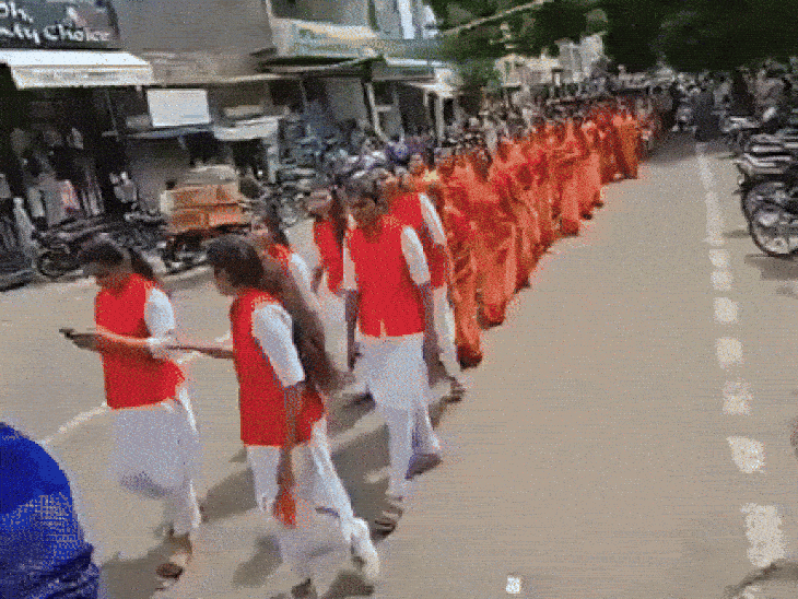 देह त्याग के बाद उत्सव जैसा माहौल, बैंड-बाजे के साथ बैकुंठ यात्रा निकाली गई।