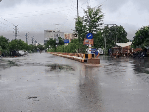 अजमेर के फायसागर रोड पर बीएसएनएल चौराहे का नजारा।