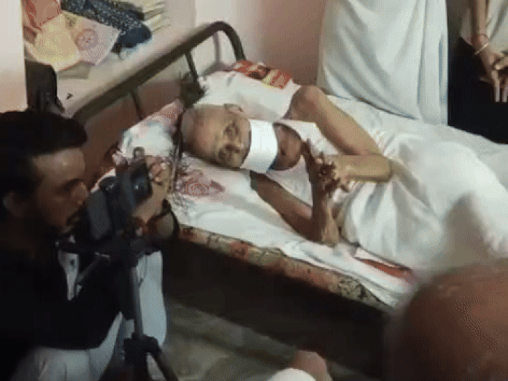 यह तस्वीर 20 अगस्त की है, जब आचार्य के आदेशानुसार मीठालाल चोपड़ा को विधिवत संथारा संकल्प करवाया गया।