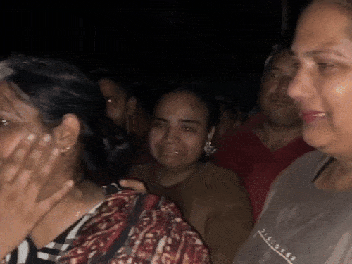 हादसे के बाद रोतीं मंडियाला गांव की महिलाएं।