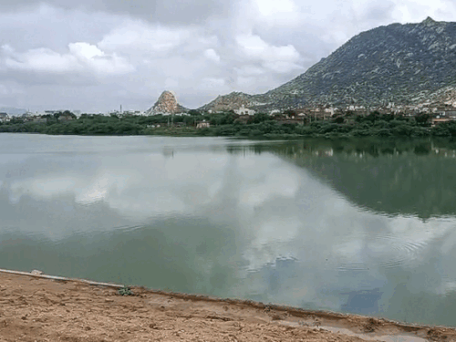 जालोर में अच्छी बारिश के बाद भरा सुंदेलाव तालाब।