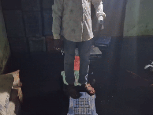 मुहाना मंडी की दुकानों और व्यापारिक प्रतिष्ठानों के तहखानों में दो-दो फीट तक पानी भर गया