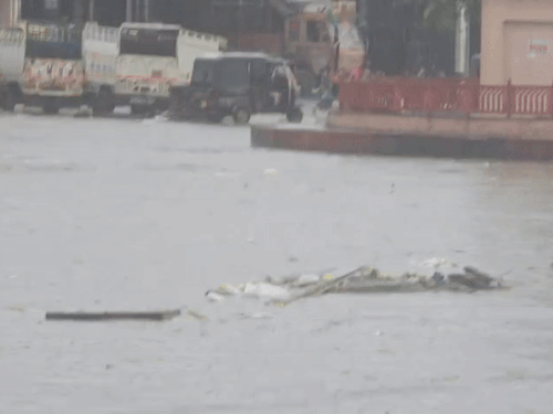 मुहाना मंडी में पूरे रास्ते में नाली का पानी भरा है, जिससे लोगों को आने जाने में परेशानियों का सामना करना पड़ रहा है।