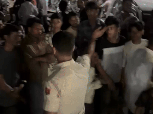 मौके पर जमा हुई भीड़ व काबू करने का प्रयास करती पुलिस।