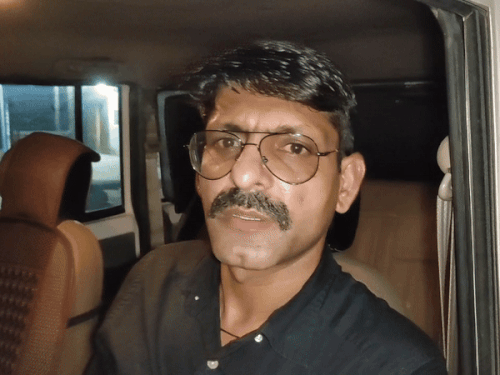 जानकारी देते जिला खनन अधिकारी अनिल कुमार