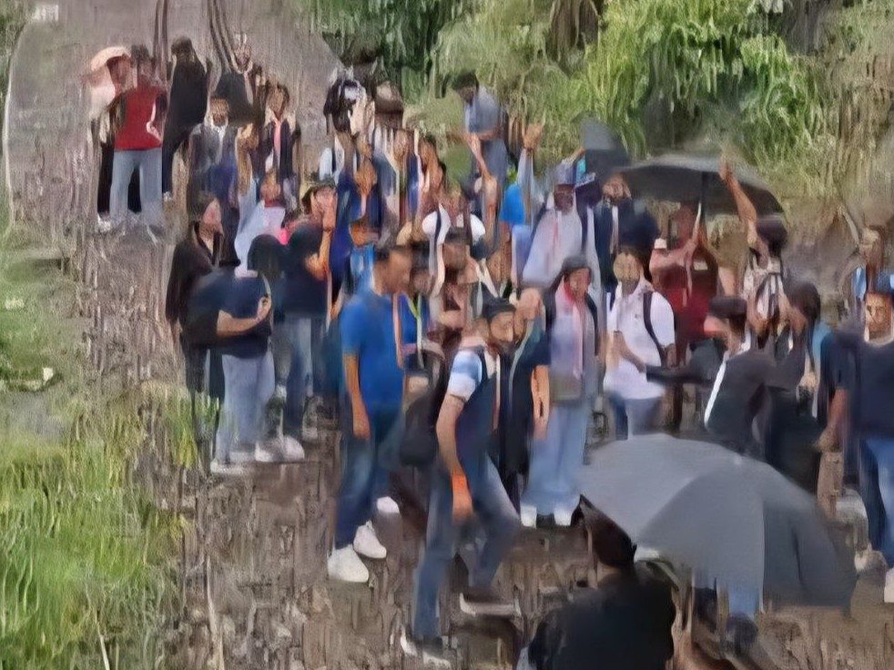 पाली के मारवाड़ जंक्शन के निकट गोरमघाट क्षेत्र में ट्रेकिंग करते हुए स्काउट-गाइड। - Dainik Bhaskar