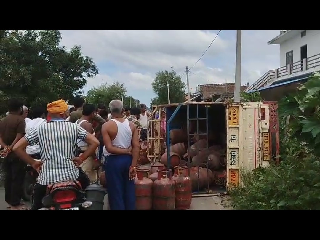 A pickup loaded with empty gas cylinders overturned in Ikouna | इकौना ...