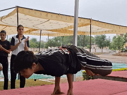 कार्यक्रम में योगा स्टेप्स बताते हुए इंस्ट्रक्टर,जैस्मीन आर्या ने लीड इंस्ट्रक्टर की भूमिका निभाई।