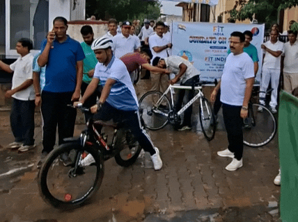 बारिश के बीच भीगकर साइकिल चलाते हुए सीकर एसपी प्रवीण नायक नुनावत।