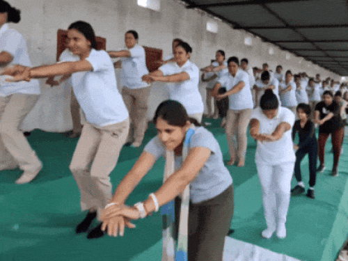 जुंबा करते हुए महिला पुलिसकर्मी।