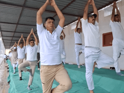 योग करते हुए पुलिसकर्मी,500 से ज्यादा लोगों ने कार्यक्रम में हिस्सा लिया।