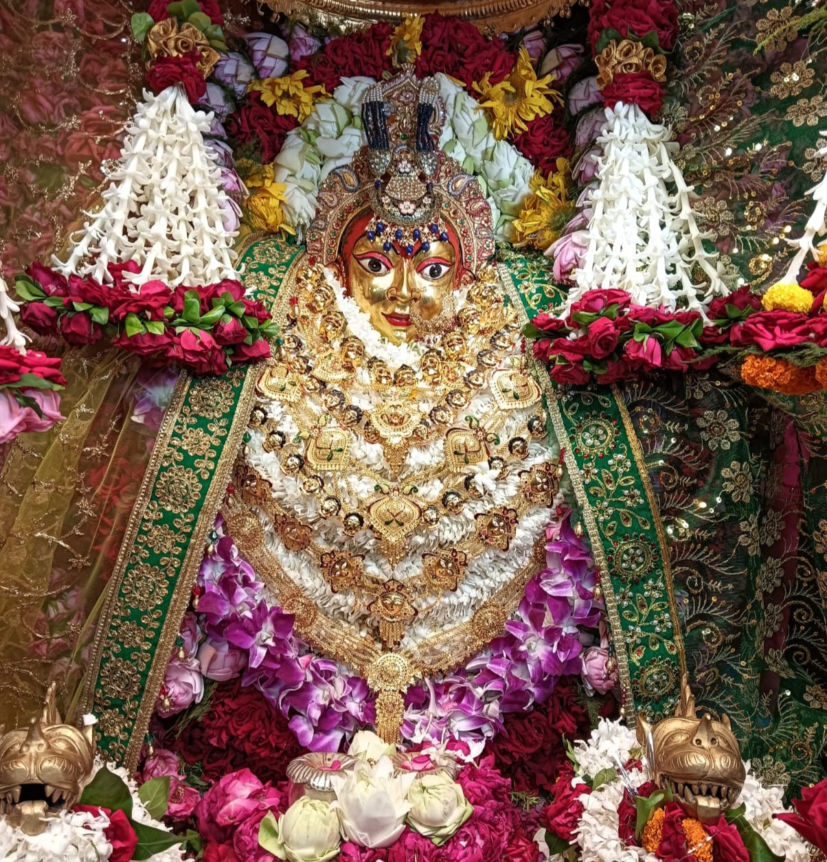 माता का स्वर्ण मुण्डमाला श्रृंगार।