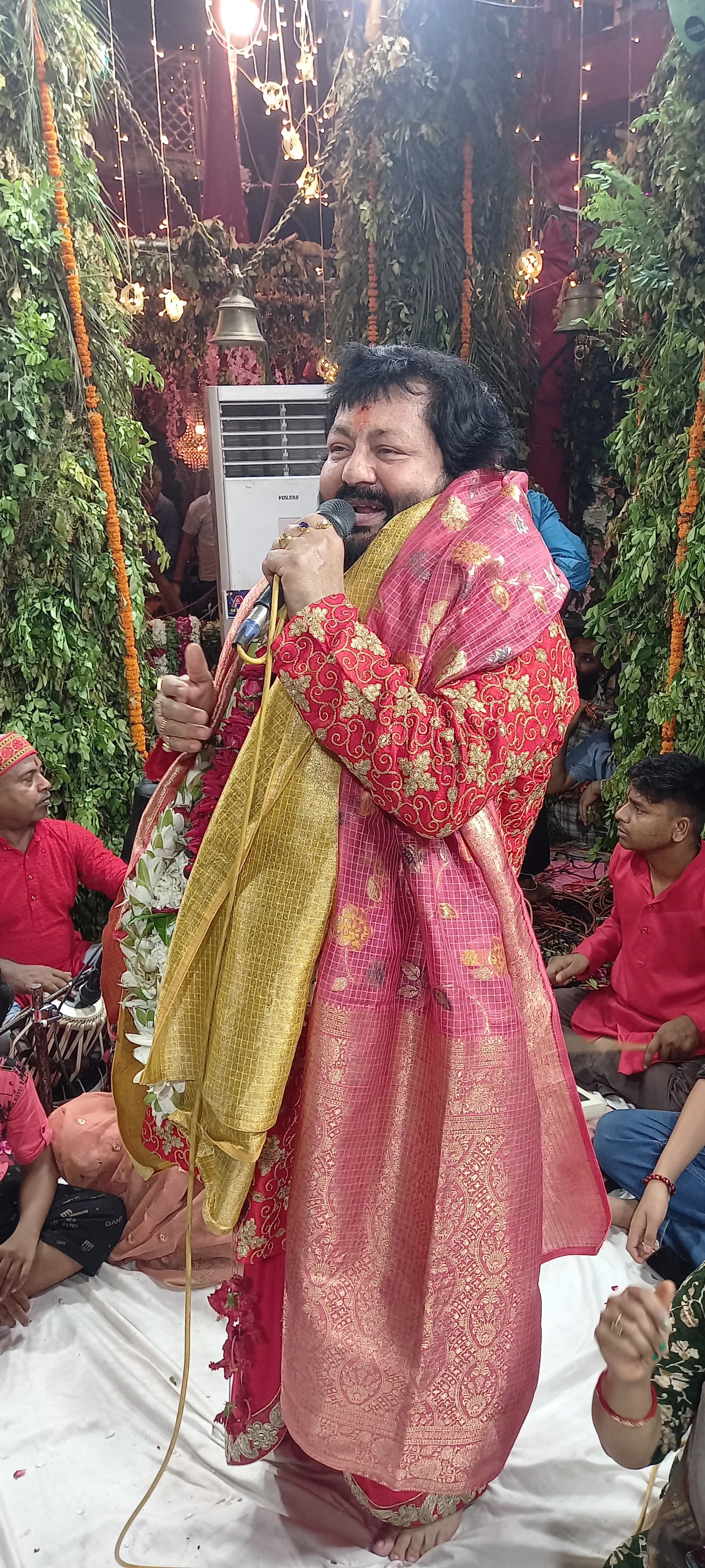 नंदू मिश्रा ने अपने गीतों से श्रद्धालुओं को झूमाया।