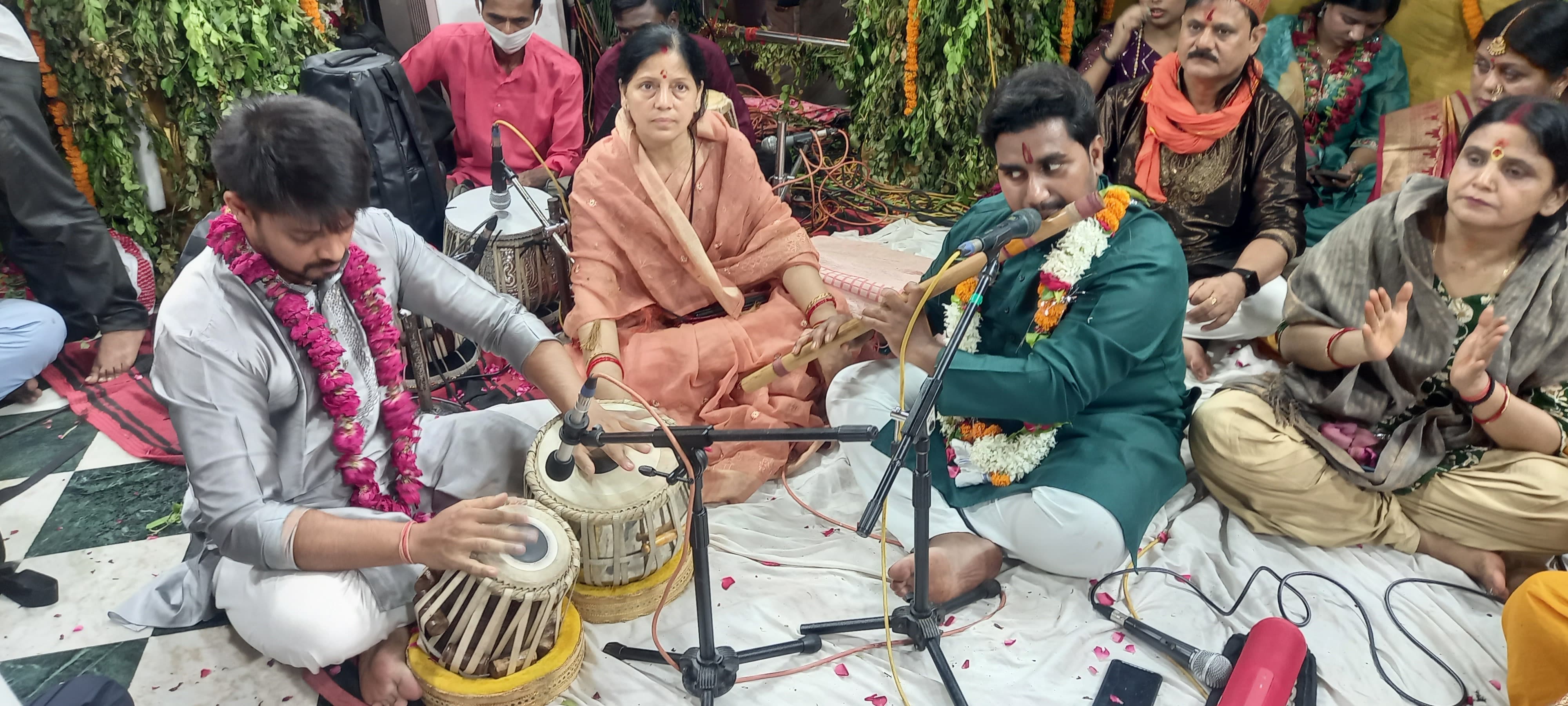 बाँसुरी वादन करते सचिन प्रसन्ना।