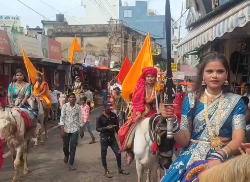 यात्रा में शामिल समाज की बालिकाएं।