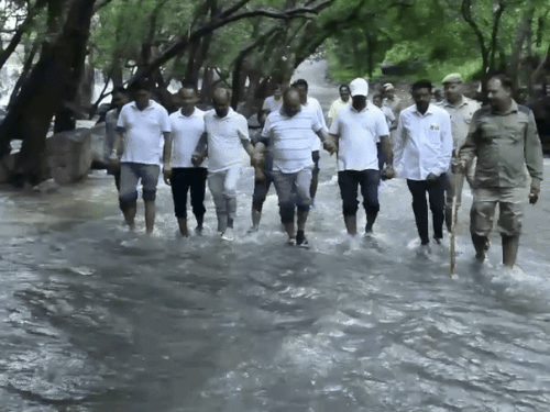 त्रिनेत्र गणेश मंदिर मार्ग का निरीक्षण करते खंडार विधायक, कलेक्टर व अन्य अधिकारी।