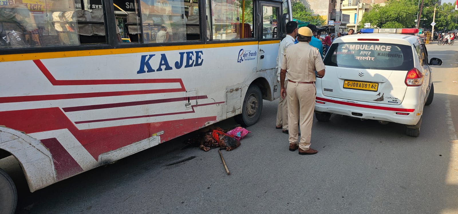 बस ने आगे खड़ी महिला को कुचल दिया, जिससे महिला की मौके पर ही मौत हो गई।