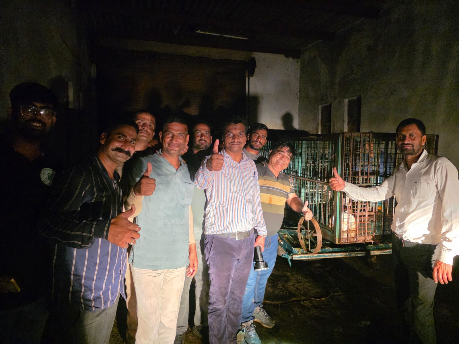 वन विभाग की टीम ने लेपर्ड को पकड़ने के बाद इस तरह खुशी जाहिर की।