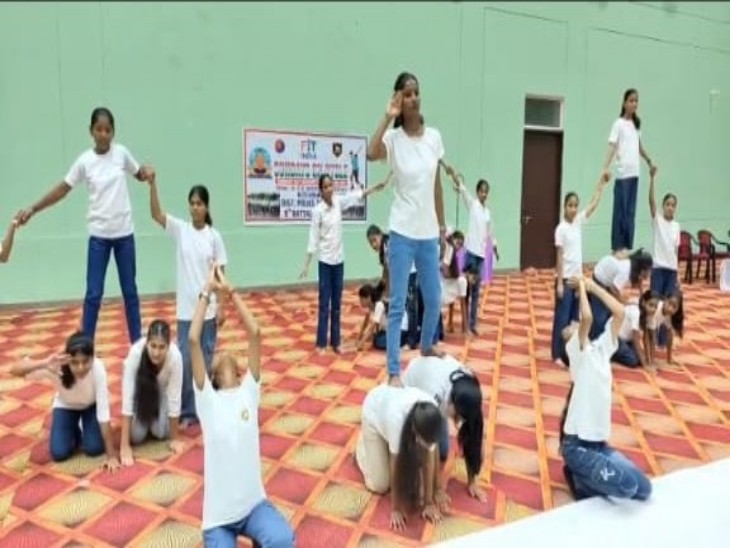 संडे ऑन साइकिल अभियान के तहत छात्राओं ने भी देशभक्ति गीत पर अपनी प्रस्तुति दी।