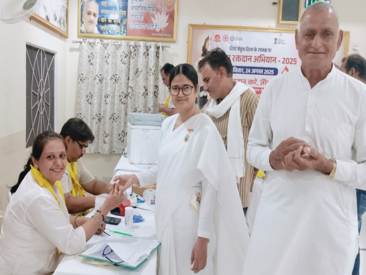 रक्तदान की प्रक्रिया पूरी करते सआदत अस्पताल के नर्सिंगकर्मी ।