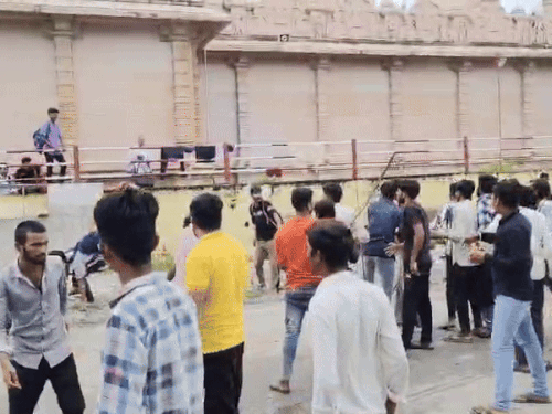 श्रद्धालुओं द्वारा पत्थर बरसाते हुए।