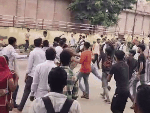 दुकानदारों ने बरसाई लाठियां।