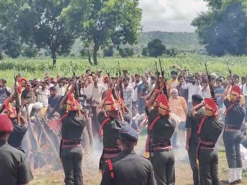 अग्निवीर अजीत सिंह को सेना के जवानों ने गार्ड ऑफ ऑनर दिया।