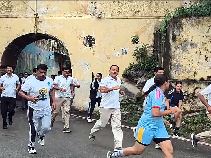 अभियान के तहत नो चोकी पाल से रनिंग की गई जहाँ पुलिस के साथ स्थानीय लोगो ने भी भाग लिया।