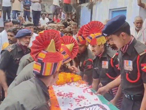 पैतृक गांव पहुंचा तिरंगे में लिपटा अग्निवीर अजीत सिंह का पार्थिव शरीर।