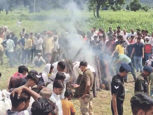 सैन्य सम्मान के साथ हुआ अजीत सिंह का अंतिम संस्कार। बड़े भाई अंकुर सिंह ने उन्हें मुखाग्नि दी।