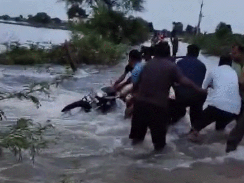 बूंदी के बरूंधन में घाघड़ पुलिया से आगे रपट पर पानी के तेज बहाव में बाइक बह गई।