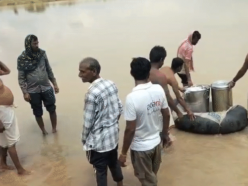 लोगों ने घरों का सामान एक जगह से दूसरी जगह पर शिफ्ट किया।