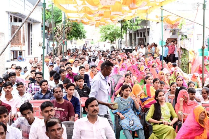 पाली के सोसायटी नगर में रविवार को आयोजित रावणा राजपूत समाज के सम्मान समारोह में मौजूद समाजबंधु।