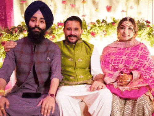 दिव्यांशु के साथ उनकी पत्नी व दोस्त की फोटो।