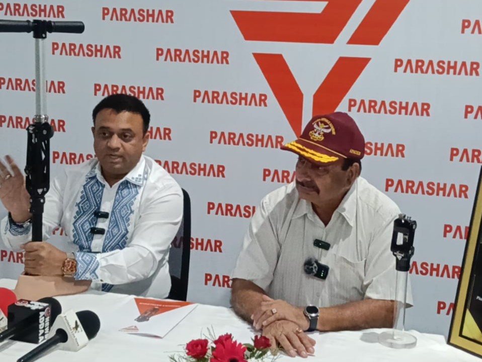 फरीदाबाद। कंपनी के डॉयरेक्टर नागेन्द्र पाराशर एवं प्रबंधक मेजर जनरल कृतिम अंग दिखाते हुए। - Dainik Bhaskar