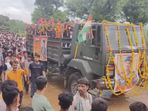 अग्निवीर की अंतिम यात्रा में लोगों ने अजीत सिंह अमर रहे के नारे लगाए।