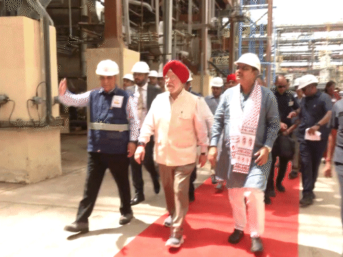 मुख्यमंत्री और केंद्रीय मंत्री ने रिफाइनरी क्षेत्र का दौरा किया।