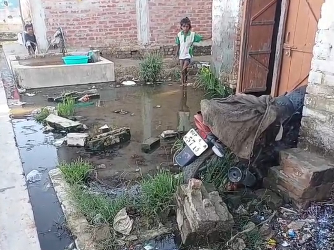 Drains blocked in Parvani Gauddi of Mihipurwa