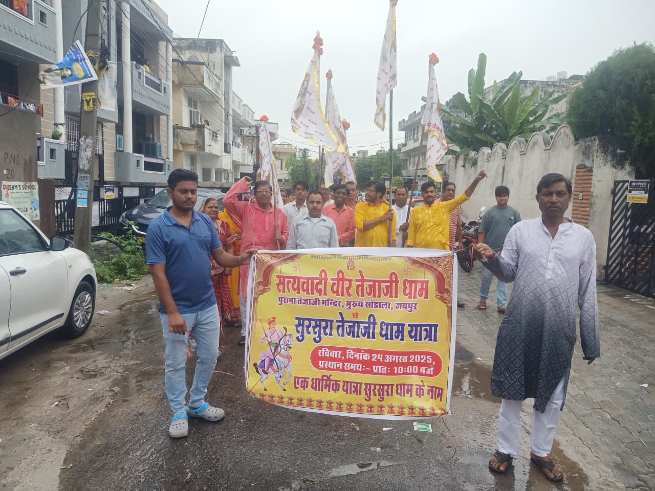 रास्ते में जगह-जगह लोगों ने पुष्पवर्षा कर स्वागत किया।