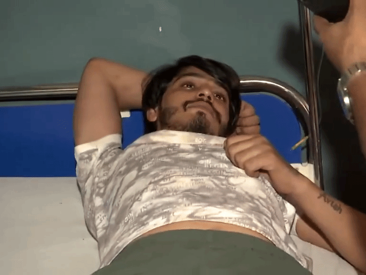 महिला को जिंदा जलाने वाले आरोपी पति को पुलिस मेडिकल कराने अस्पताल ले जा रही थी, उसी दौरान उसने फरार होने की कोशिश की, जिस पर पुलिस ने उसके पैर में गोली मार दी।