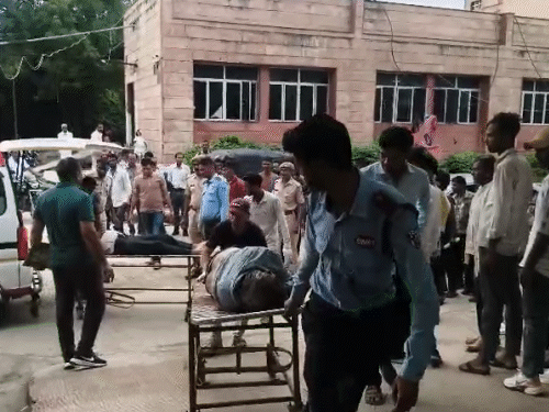 पुलिस ने दोनों शव झालावाड़ के एसआरजी अस्पताल की मॉर्च्युरी में रखवाए हैं। परिजनों के आने के बाद पोस्टमॉर्टम किया जाएगा।