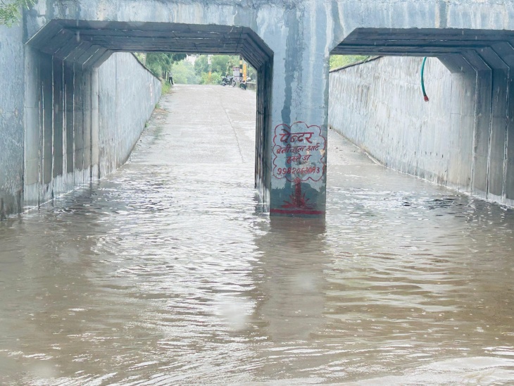 रेलवे अंडरपास में पानी भरने से यातायात बाधित हुआ है।