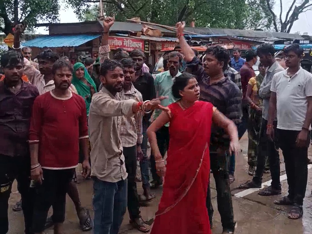 सड़क पर प्रदर्शन करते मृतक के परिजन।