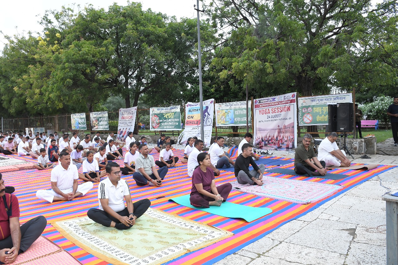 संडे ऑन साइकिल अभियान के तहत पहले नो चोकी पाल पर सामूहिक योगाभ्यास कराया गया।