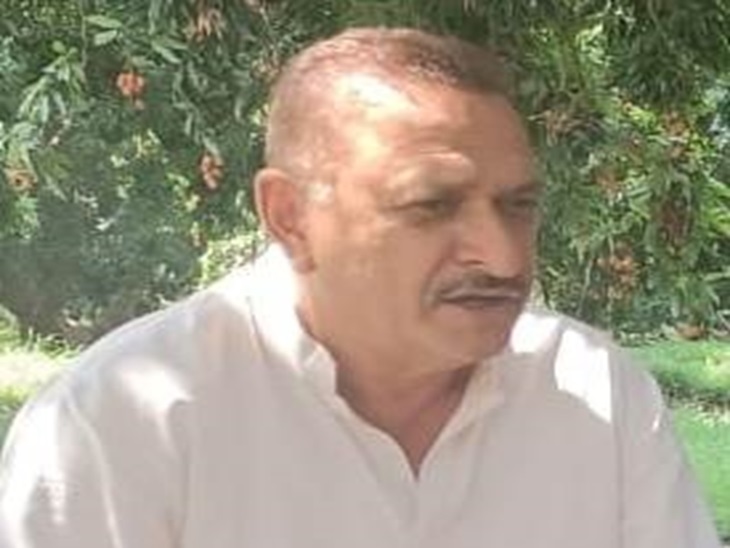 राकेश डडवाल जानकारी देते हुए। - Dainik Bhaskar