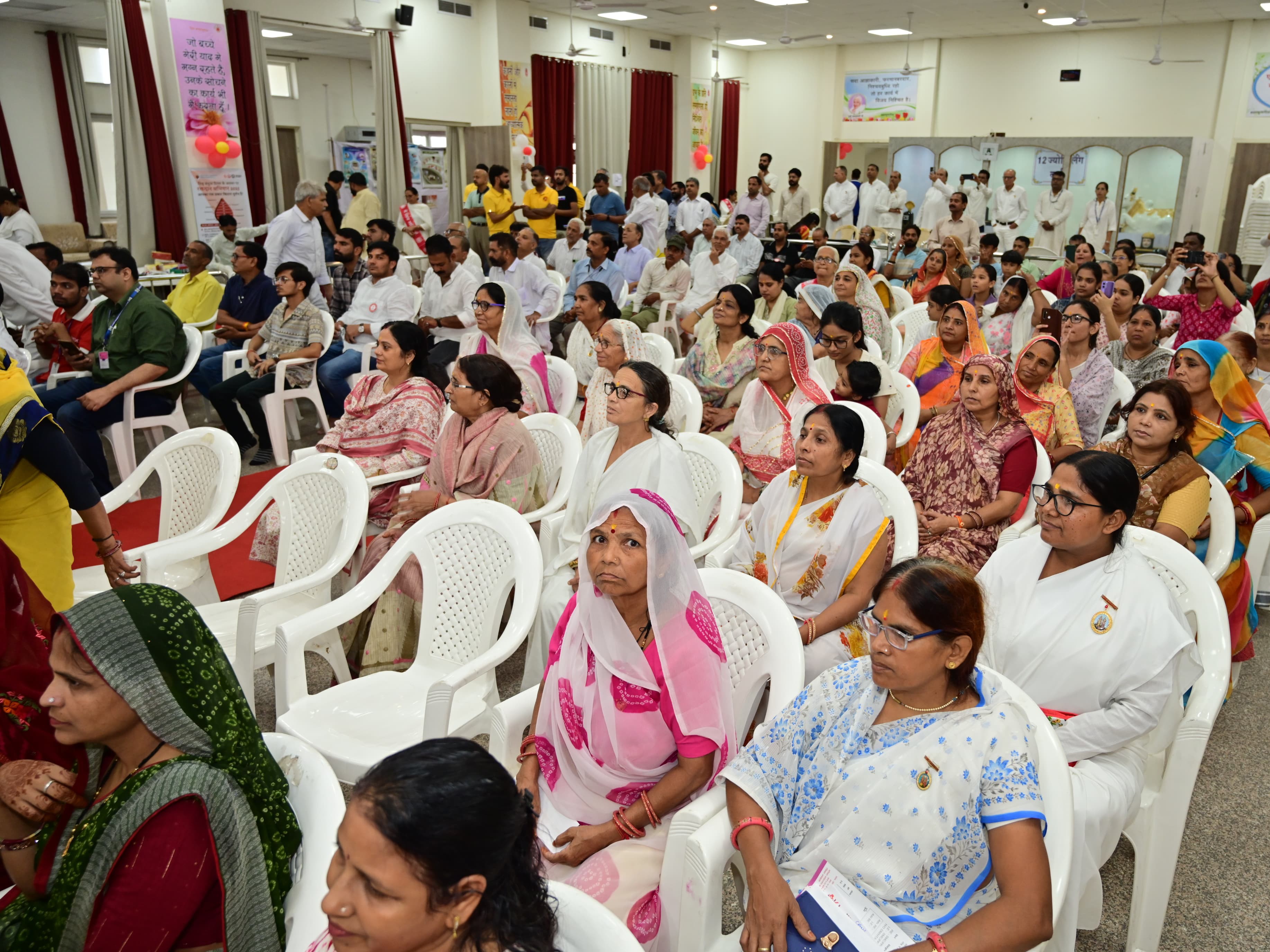 कार्यक्रम पूज्य राजयोगिनी दादी प्रकाशमणि की पुण्य स्मृति को समर्पित था।